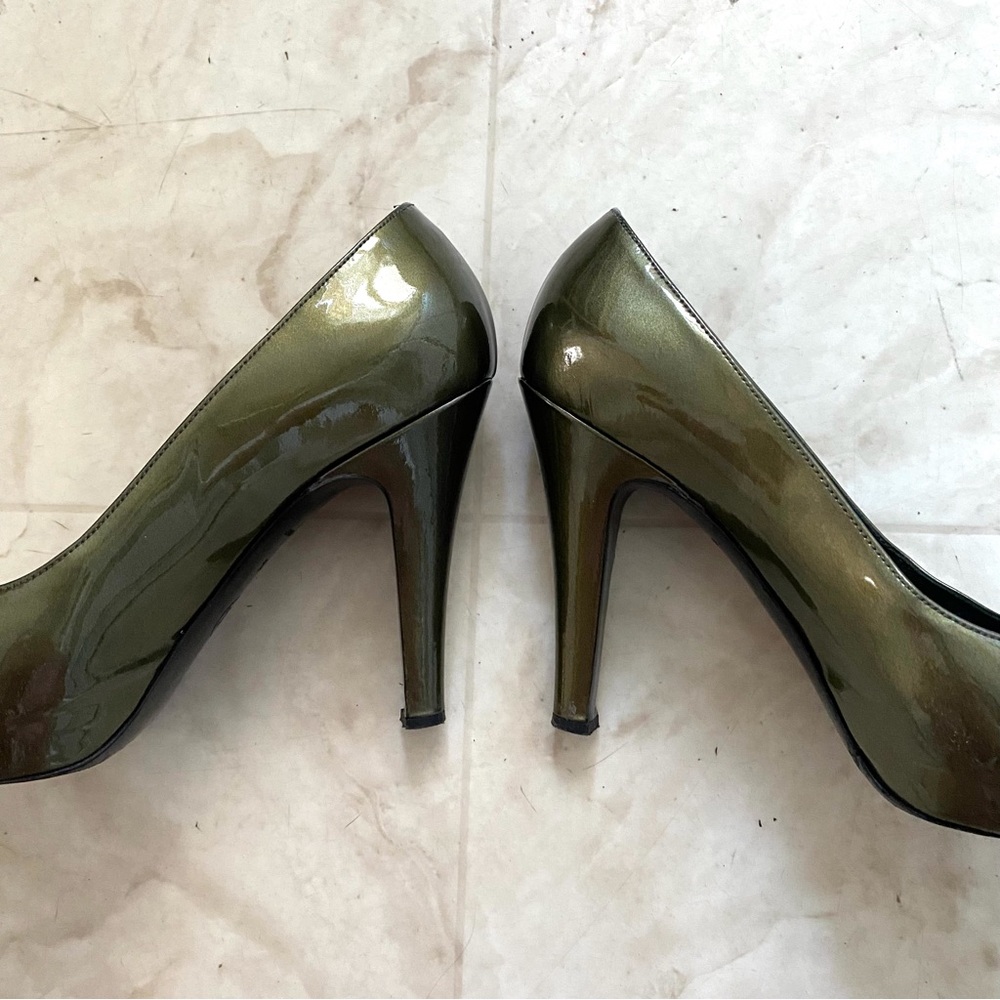 Chanel Made in Italy Interlocking CC Logo Green Patent Leather Pumps Heels 7.5 - Picture 5 of 12